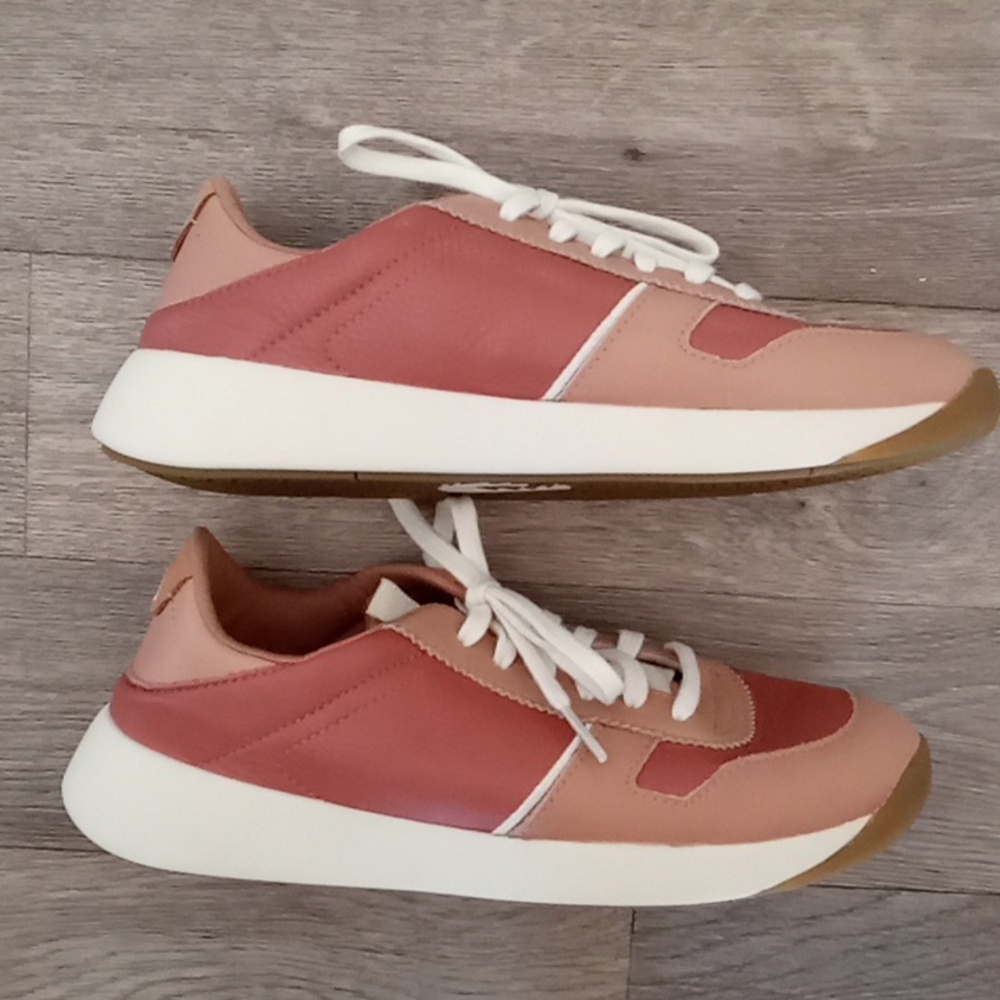OluKai Kaulele Cedarwood Leather Sneaker - Picture 5 of 12